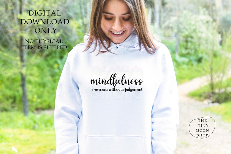 以下が含まれることがあります： 前面に「mindfulness presence without judgement」という文字がプリントされた白いパーカー