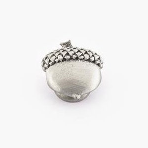 Peut inclure: Un charme en forme de gland en argent avec un capuchon texturé détaillé.