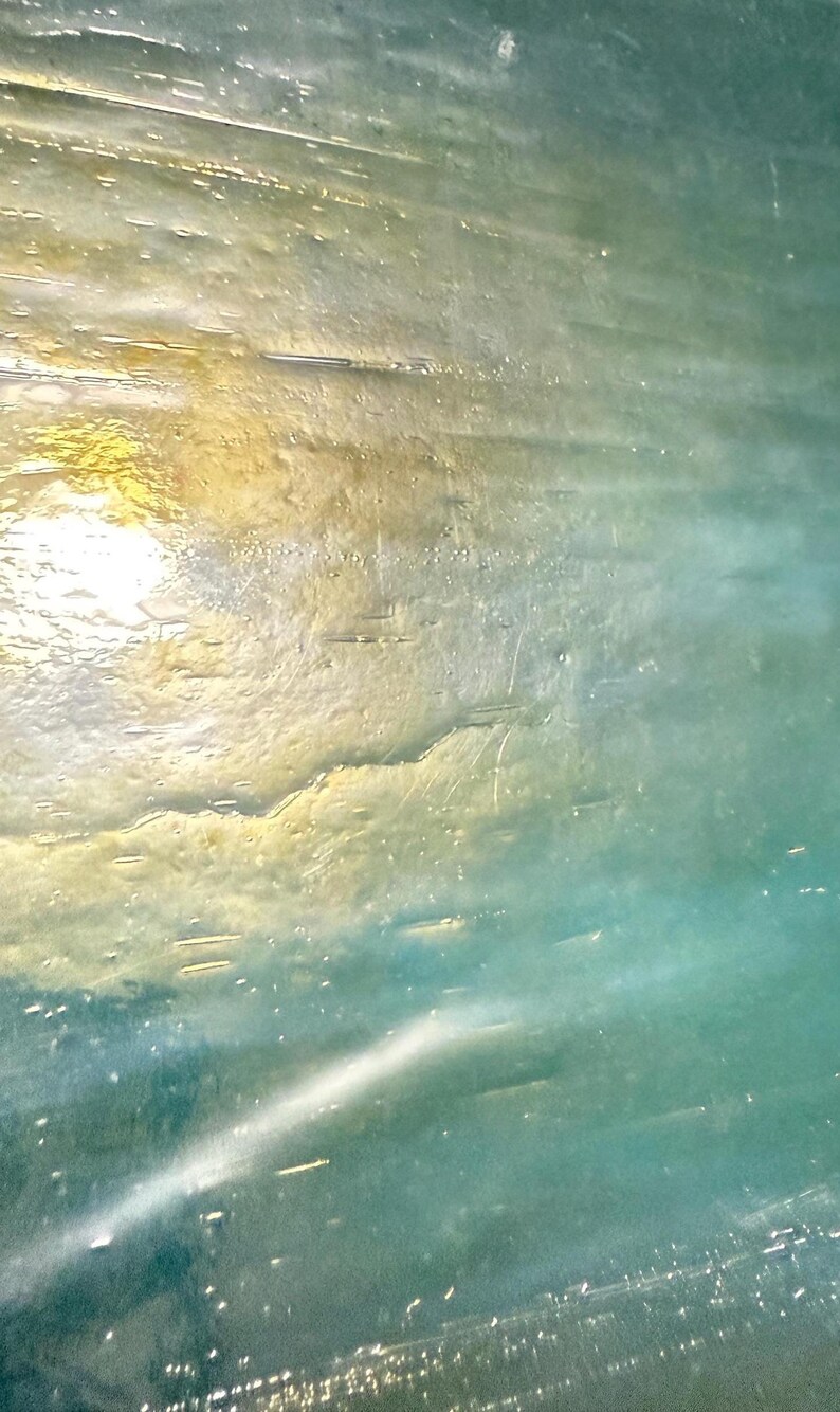以下が含まれることがあります： テクスチャとレイヤー効果のある抽象画。絵画は、明るい黄色から明るい青へのグラデーションで構成されています。