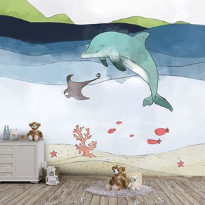 Delfino e stingray nuotano insieme nel murale murale della stanza del bambino dell'acquerello, carta da parati pastello morbida per l'infanzia, decorazione murale carina della stanza dei bambini