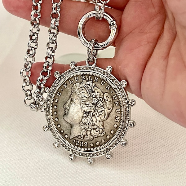 Collana con moneta vintage in argento-Collana a catena Belcher Rolo-Riproduzione con pendente a moneta- Lunetta con zirconi cubici-Chiusura con lucchetto a molla-Ispirato all'Art Déco