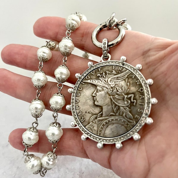 Collier pièce de monnaie vintage en argent - Collier chaîne de perles en porcelaine - Reproduction pendentif pièce de monnaie - Lunette en perles et zircons cubiques, fermoir à ressort