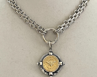 Halsband med grov silverkedja, franskt bi-mynthänge, art déco-stil