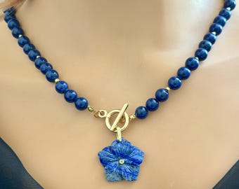 Collar con colgante de flor de lapislázuli tallada, cierre de palanca dorado, gema de circonita cúbica
