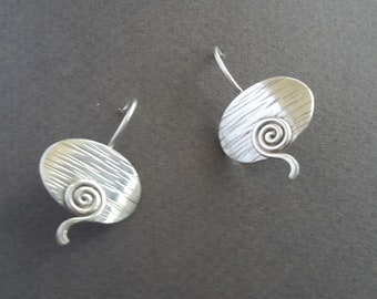 Silver earrings hammered with spiral