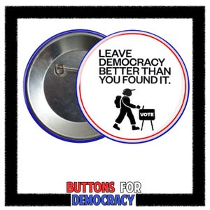Op de afbeelding: Een ronde button met een blauwe rand en een zilveren achterkant. De voorkant is wit met rode en blauwe concentrische cirkels. Het toont de tekst "LEAVE DEMOCRACY BETTER THAN YOU FOUND IT" en een afbeelding van een persoon met een rugzak en een "VOTE"-bord.