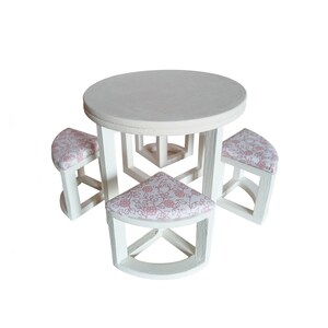 Tisch mit Stühlen rosa Blumen