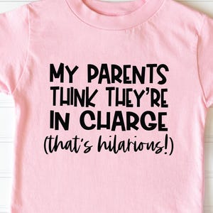 Camiseta infantil divertida SVG: Mis padres creen que mandan (descarga digital)