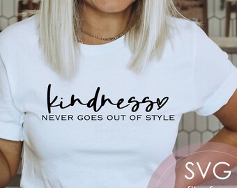 La amabilidad nunca pasa de moda SVG: Diseño de taza de café para mamá (descarga digital)