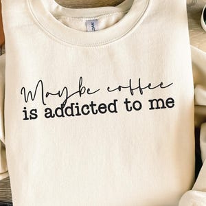 Quizás soy adicto al café (Svg/Png), diseño divertido de café, cafeína (Svg), amante del café (Svg), sublimación, archivo de corte para Cricut