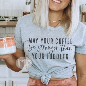 Que votre café soit plus fort que votre tout-petit svg, svg drôle de maman, café populaire svg, svg maman tout-petit, svg de la fête des mères, maman chemise SVG