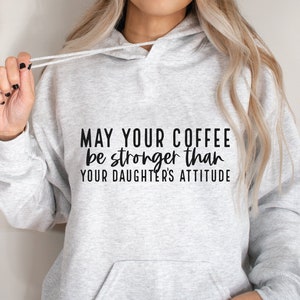 Que o seu café seja mais forte que a atitude da sua filha svg, mãe engraçada svg, café popular svg, dia das mães, camisa da mãe svg