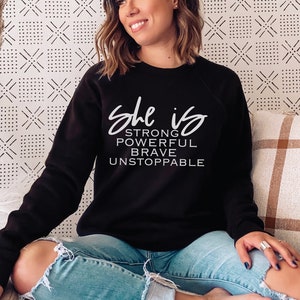 Ella es fuerte SVG, poderoso valiente imparable svg, ser amable svg, ser fuerte svg, ser valiente svg, mamá svg, adolescente chica svg, Cricut Cut File