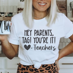 Ehi genitori, Tag, Sei tu, Amore insegnanti SVG, Insegnante ultimo giorno di scuola in formato SVG, Divertente camicia da insegnante in formato SVG, Estate SVG, Cricut, Silhouette PNG