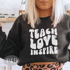 Teach Love Inspire File PNG SVG, Ritorno a scuola Svg, Idea regalo camicia insegnante, Tazza di apprezzamento dell'insegnante Svg, Citazione dell'insegnante Svg, Cricut