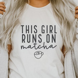 Matcha Tea svg, Esta chica corre en Matcha SVG, Funny Tea Lover svg, Friends svg, Cortar archivo para Cricut, Archivo de corte digital, PNG