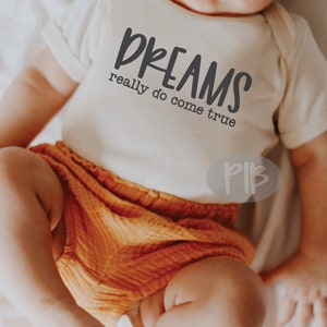 Los sueños realmente se hacen realidad SVG, FIV svg, Adopción svg, Lindo niño svg, Bebé recién nacido svg, Nueva mamá svg, Camisa de bebé SVG