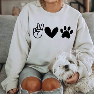 Peace Love Dogs svg, Dog Paw Print svg, Dog Mom Svg, Dog Calcomanía, Etiqueta engomada del perro, Fur Mom Svg, Rescue Animals Shirt Svg, Sublimation PNG File