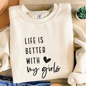 Ragazza mamma SVG, maglietta mamma PNG, la vita è migliore con le mie ragazze SVG, mamma di ragazze svg, festa della mamma svg, file di taglio per Cricut, sublimazione