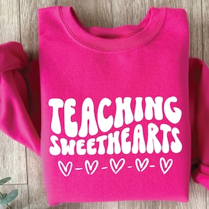 Chemise rétro Saint-Valentin Svg | Enseigner aux amoureux SVG PNG | Saint-Valentin | Enseignant | coeur | Sublimation | Couper un fichier pour Cricut