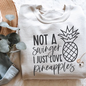 No es un swinger, me encantan las piñas SVG PNG / Camisa divertida para adultos / Verano / Copa de vino / Alcohol / Taza de café / Sublimación / Cricut