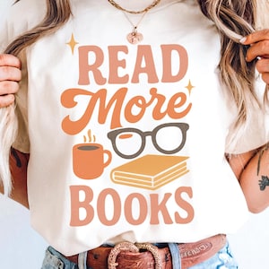 Leggi altri libri in formato PNG, Design accogliente per maglietta con libro retrò, Insegnante di lettura in formato PNG, Grafica a sublimazione per amanti dei libri con caffè autunnale