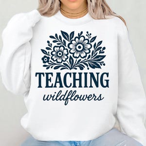 Ensinando flores silvestres PNG, Presente de professor PNG, Design de sublimação de camiseta clipart, Download digital, Jarra de vidro PNG, Design de camiseta PNG
