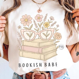 Bookish Babe PNG, conception de chemise de pile de livre girly, floral lunettes de lecture des cliparts, sublimation ringard mignon pour les lecteurs et les enseignants