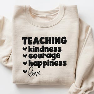 Leraar SVG PNG, lesgeven Svg, vriendelijkheid, moed, geluk, liefde Svg, waardering van de leraar, leraar shirt svg, geschenk leraar, liefde onderwijzen