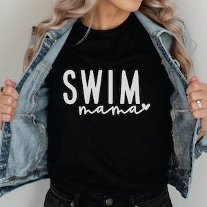 Swim Mom SVG PNG | Zwemmen Mama Svg | Sport Mama Svg | Swim Meet-shirt | Zwemteam | Sublimatie | Digitaal snijbestand voor Cricut