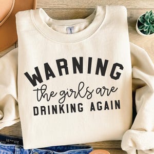 Viaje de chicas Svg / Fin de semana de chicas Svg / Advertencia: las chicas están bebiendo otra vez / Camisetas de viaje de chicas Png / Camisetas divertidas a juego Svg / Cricut