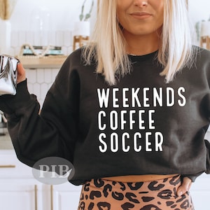 Voetbal SVG-PNG | Weekends, koffie, voetbal Svg | Momshirt voetbal | Voetbalseizoen | Sport-svg | Sublimatie | Digitaal snijbestand voor Cricut