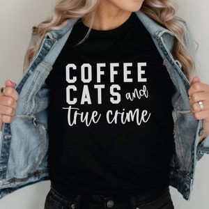 Café, gatos y crímenes reales SVG PNG / Café divertido Svg / Mamá Svg / Amante del café, Amigos Svg, Sublimación, Archivo de corte Svg para Cricut
