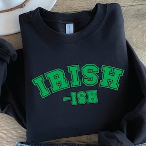 Pode incluir: Camisola de moletom preta com texto verde que diz "IRISH -ISH".
