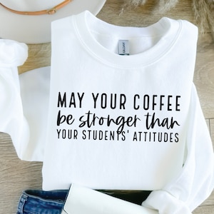 Professeur SVG, SVG drôle de chemise de professeur, professeur disant Png, que votre café soit plus fort que l'attitude de vos élèves, tasse à café Svg