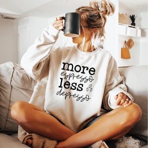 Café divertido Svg Png, Más espresso, Menos depresso Svg, Amante del café Svg, Amigos svg, Sublimación, Archivo de corte Svg para Cricut