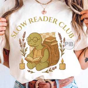 Slow Reader Club png, schattig schildpadleesontwerp, gezellige boekenliefhebber sublimatie, pastel cottagecore-clipart voor shirts en mokken