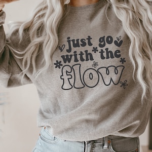 Gehen Sie einfach mit dem Flow SVG PNG | Entspannen Sie sich | Positiv SVG | Yoga | Frieden | Retro | Inspirierend | Teenager-Shirt | Sublimationsdruck | Cricut-Schnitt-Datei