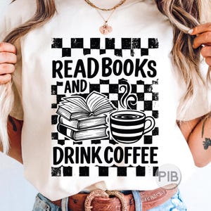 Lisez des livres et buvez du café PNG, Design amateur de livres à damier de fond, sublimation de lecture confortable pour des chemises, des fourre-tout et une tasse