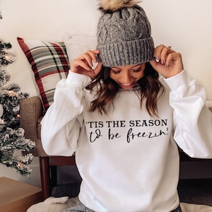Zima SVG PNG | 'Tis The Season To Be Freezin' | Dosłownie mroźno | Zabawny świąteczny cytat | Kubek świąteczny | Sublimacja | Plik Cricut Cut