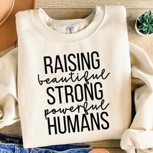 Maman SVG, élever des humains forts, svg maman, fête des mères, fichier coupé pour Cricut, vie de maman PNG, fille, garçon maman svg pour chemise, fichier numérique