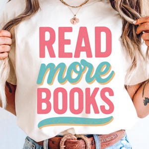 Leer más libros PNG, diseño de camiseta retro para amantes de los libros, gráfico de profesor de lectura, PNG de regreso a clases para sublimación