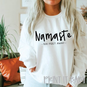 Namaste Six Feet Away SVG, quarantaine Social Distancing SVG PNG, Yoga Svg, Peace svg, grappig, sarcastisch svg, Good Vibes svg, Instant Download