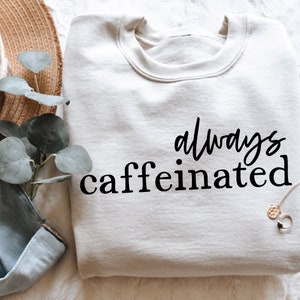 Café SVG PNG / Siempre con cafeína Svg / Camiseta divertida para amantes del café / Regalo para amigos / Sublimación / Archivo de corte para Cricut
