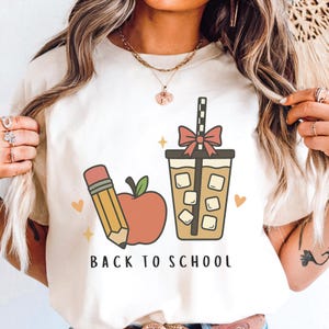 Caffè freddo per insegnante PNG, Design per maglietta per il ritorno a scuola, Matita carina con mela PNG, File di sublimazione per borsa per insegnante amante del caffè