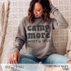 Acampar más, preocuparse menos SVG PNG / Camping Svg / Verano Svg / Felicidad / Al aire libre / Taza de café camping / Sublimación / Cortar archivo para Cricut