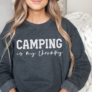 Camping-SVG-png-bestand | Kamperen Is mijn therapie Svg | Zomer-svg | Geluk | Buitenshuis | Camping koffiemok | Sublimatie | Knipbestand voor Cricut