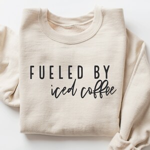 Impulsado por café helado SVG PNG, camisa divertida amante del café helado svg, profesor svg, sublimación, archivo cortado para cricut, archivo de corte digital