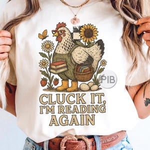 Cluck It I'm Reading Again PNG, Diseño de camiseta de pollo para amantes de los libros, Sublimación de otoño de granja, PNG de lectura acogedora popular para artesanos