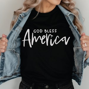 神よアメリカを祝福せよ SVG: 愛国的な独立記念日デザイン (デジタルダウンロード)